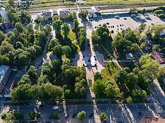 Вид на сквер с памятником сверху