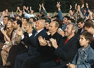 Обложка песни Андрей Макаревич «К нам в Холуёво приезжает Путин»