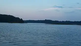 Вид озера с западного берега летом 2017 года