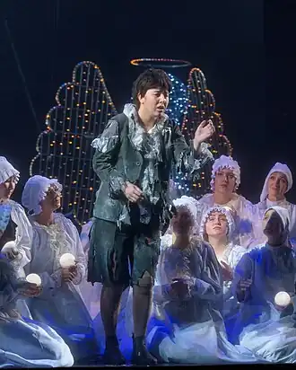 Рузалина Никифорова — исполнительница главной партии Мальчика и артисты труппы на сцене Астраханского театра оперы и балета во время премьерного показа спектакля.