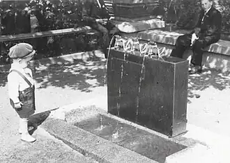 Мальчик у фонтана с лягушками в 1939 году