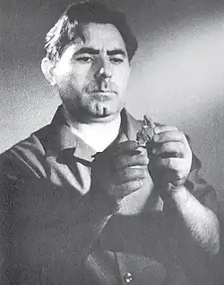 Мамедали Гусейнов изучает обнаруженную им же в Азыхской пещере нижнюю челюсть азыхантропа