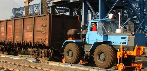 Колесно-рельсовый тягач КРТ-1 на базе трактора ХТЗ-150К-09-25-03 (локомобиль)