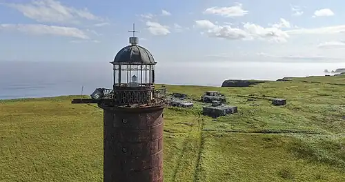 Маяк Кастрикум с постройками на острове Уруп