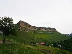 Скала Указатель рядом с водопадами