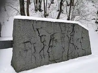 Стела с барельефами бойцов