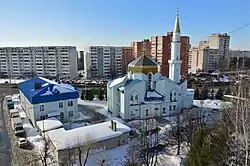 Вид на восточный фасад мечети «Хузайфа ибн аль-Ямани» (март 2021)