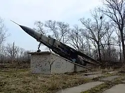 Памятник — самолёт МиГ-23, подвергшийся вандализму