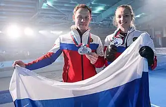 Михаил Васьков и Анна Самойлик с медалями, полученными за выступление на международных соревнованиях по кёрлингу «WCT ARCTIC CUP 2021» в смешанных парах