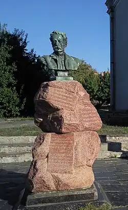 Памятный бюст на могиле в мемориальном комплексе «Сурб Хач» в Ростове-на-Дону