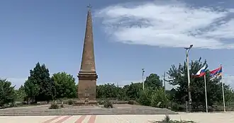 Обелиск в честь памяти русских воинов, принимавших участие в Ошаканской битве, недалеко от Эчмиадзина