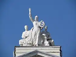 Скульптурная группа. Советские символы были заменены трезубцем в 2017 году