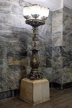 Светильник в вестибюле