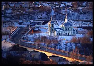 Вид на мост и Крестовоздвиженскую церковь