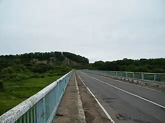 Мост через р. Арсеньевка, за поворотом — Лазаревка