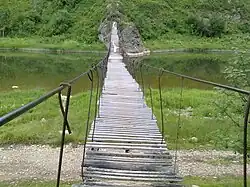 Мост через нижнее течение Тельбеса в одноимённом посёлке летом 2010 года