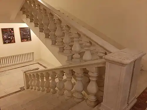 Одна из парадных лестниц