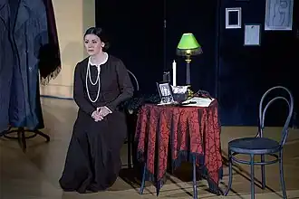 Наталья Павлова в роли Анны Ахматовой. Кадр из постановки моноспектакля «Анна» в Мариинском театре