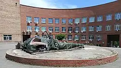 Внутренний двор. В центре лежит череп кита