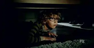 Оззи видит сон, в котором он прячется от клоунов.