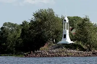 Белый маяк 1880 года в устье Ново-Сясьского канала