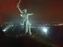 Памятник ночью