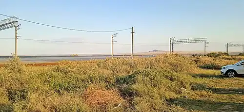 Железная дорога вдоль озера