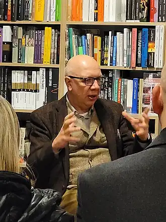 Николай Плотников на дискуссии «Что даёт философия для понимания происходящей катастрофы» авторов сборника «Перед лицом катастрофы» в книжном магазине Babel Books Berlin 1 декабря 2023 года