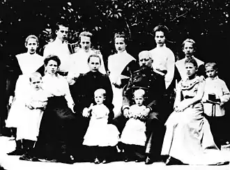 На переднем плане младшие дочери Н. Э. Мантейфель, Мария Николаевна Мантейфель (Тарасова) и Ирина Николаевна Мантейфель.