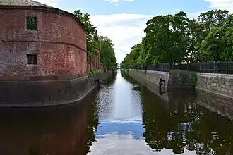 Слева — Адмиралтейство,справа — Екатерининский парк