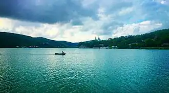 Озеро в пасмурную погоду весной 2015 года