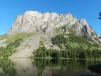 Скала Замок. На инструкторском сленге "Чёрный Альпинист"
Озеро Уймень.