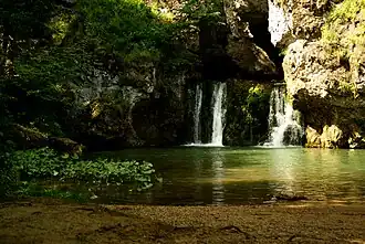 Озеро у водопада