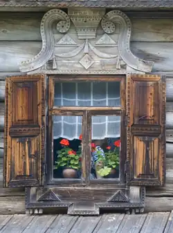 Окно со ставнями и резным волютным наличником. Кон. XIX в.