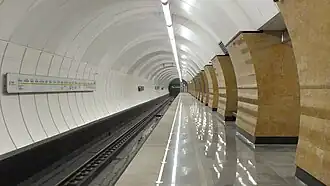 Оформление колонн со стороны бокового зала