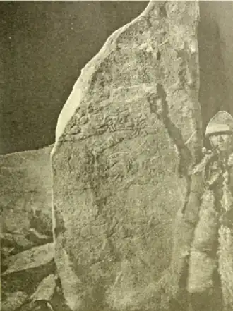 Оленный камень с могильника Санный Мыс (фотография А. Гейкеля, 1890 год)