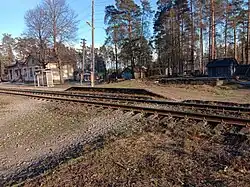 Восточная багажная платформа. За ней — фундамент товарно-багажной кладовой.