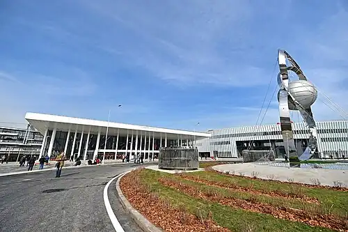 Наземный вестибюль (слева) и здание ТПУ «Нижегородская» (справа)