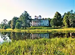 Вид на дворец от реки Гавьи