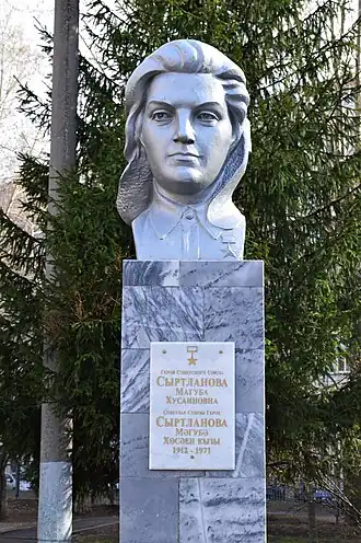 Памятник-бюст Героя Советского Союза Магубы Сыртлановой расположен недалеко от улицы её имени, на территории гимназии № 52 (апрель 2020)