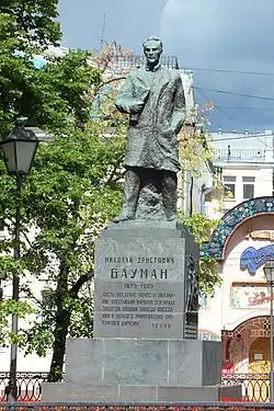 Вид на памятник со стороны Спартаковской улицы