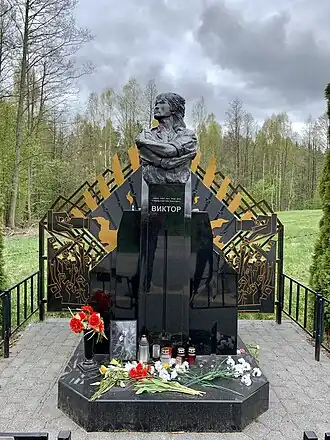 Памятник на месте гибели, установленный на 35-м километре шоссе Слока — Талси в Тукумском районе Латвии