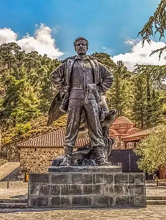 Бронзовый памятник Григорису Афксентиу. Монастырь Махерас