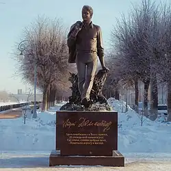 Памятник А.Д. Дементьеву на набережной Степана Разина в зимнее утро.