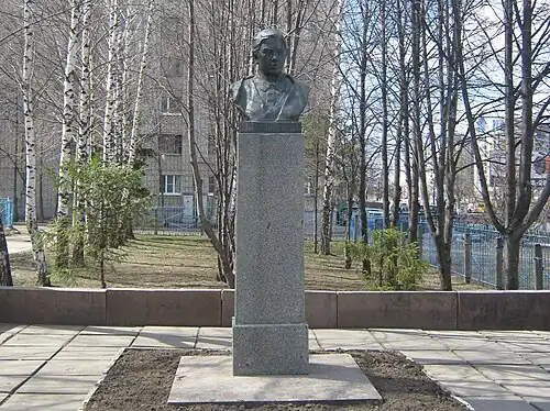 Памятник Н. К. Крупской в сквере у ЧРИО (дом № 5)