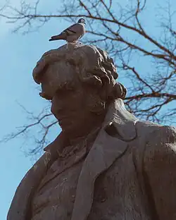 Памятник Ивану Андреевичу Крылову крупным планом.