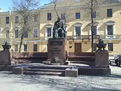 Памятник перед зданием Николаевского кавалерийского училища в Санкт-Петербурге, 1916.Скульптор Б. М. Микешин