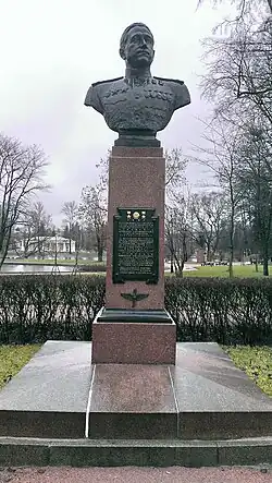 Бюст Н. В. Челнокова. 1951 г.,ск. Н. А. Соколов,арх. М. Ф. Егоров,В. Д. Кирхоглани