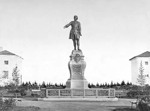 Памятник Петру I. На фотографии можно заметить ажурную решётку. Фото сделано в 1873 году.