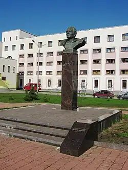 Памятник народному поэту Чувашии Петру Хузангаю в Чебоксарах(2006 год)